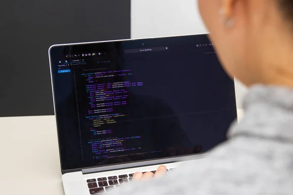 Un programador codificando en un ordenador portátil en el lugar de trabajo — Foto de Stock