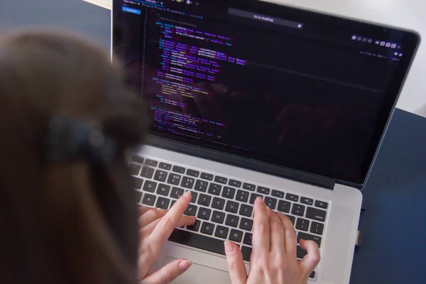 Un programador codificando en un ordenador portátil en el lugar de trabajo — Foto de Stock