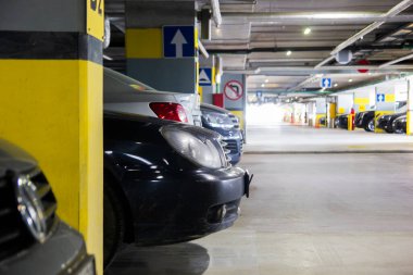 Saint Petersburg, Rusya - 15 Mayıs 2019: Pulkovo Havaalanı 'ndaki çok katlı otopark