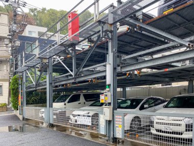 Tokyo, Japonya - 23 Kasım 2019: Tokyo 'da İki Katlı Otomobil Otoparkı