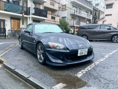 Tokyo, Japonya - 23 Kasım 2019: Tokyo 'da sakin bir caddede Honda S2000