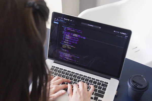 Un programador codificando en un ordenador portátil en el lugar de trabajo — Foto de Stock