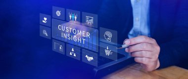 Müşteri görüşü pazarlama konsepti. Sanal ekranda bir içgörü simgesi güçlü müşteri ilişkileri kurmak ve müşteri bağlılığını arttırmak için müşteri içgörüsünü kullanıyor. Değil ai