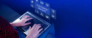 Müşteri görüşü pazarlama konsepti. Sanal ekranda bir içgörü simgesi güçlü müşteri ilişkileri kurmak ve müşteri bağlılığını arttırmak için müşteri içgörüsünü kullanıyor. Değil ai