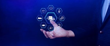 Akıllı lojistik konsepti. Yapay zeka teknolojisiyle depo operasyonları. Envanter takibi, otomasyon ve verimli tedarik zinciri kontrolü için dijital aletler kullanılıyor. Değil ai