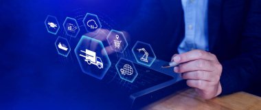 Akıllı lojistik konsepti. Yapay zeka teknolojisiyle depo operasyonları. Envanter takibi, otomasyon ve verimli tedarik zinciri kontrolü için dijital aletler kullanılıyor. Değil ai