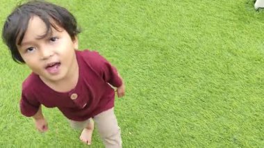 Genç mutlu çocuk oyuncağıyla oynuyor..