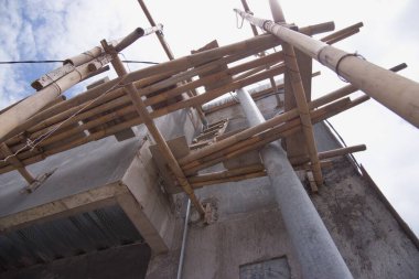 İnşaat iskelesi ve metal boruları olan bir inşaat alanı.