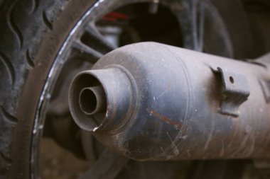 Bir araba tekerleğini kapat.