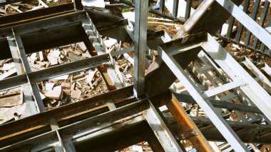 Geniş pencereli bir binanın inşaat alanı