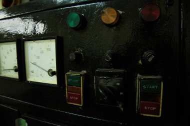 Eski paslı araba tekerleği