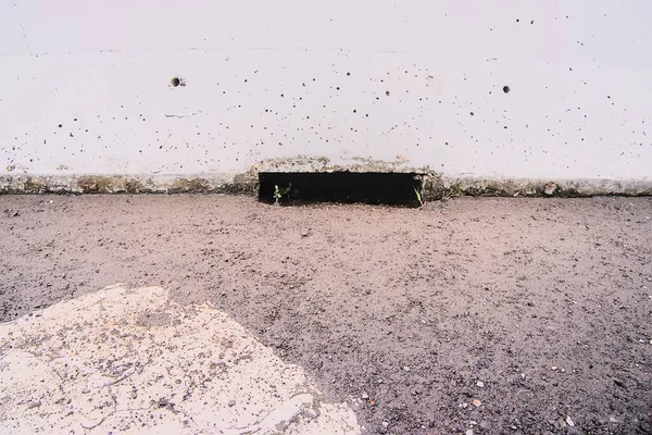 Siyah beyaz arkaplanı olan beyaz bir duvarın yakın plan çekimi.