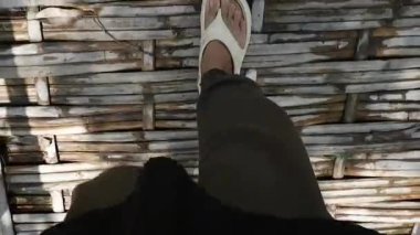 Ayakkabılı kadın bacakları