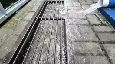 Bahçedeki fıskiyenin yanına.