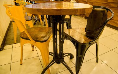 Modern bir restoranın içinde.