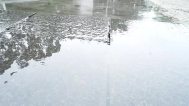 Cam yüzeyine yağmur yağıyor.