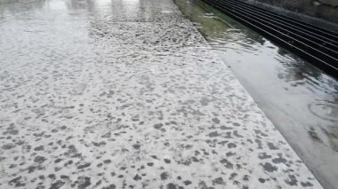 Yere yağmur damlaları yağıyor.