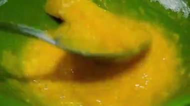 Sarı ve yeşil balkabağını kaşıkla kapat.