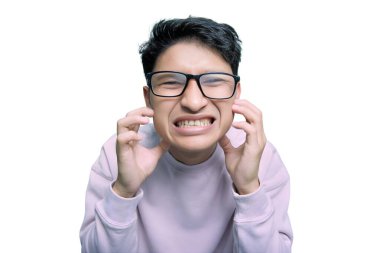 Genç İspanyol adam cep telefonuyla konuşuyor ve kızgın surat bağırıyor ve sinirlenmiş ve öfkeliyken öfke, öfke ve agresif bir tavır takınıyor.