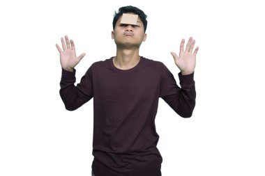 İspanyol adam gündelik giysiler giyiyor korkudan ve korkudan ödü kopuyor ve elleriyle jestler yapıp şok içinde bağırmayı kesiyor. panik konsepti.