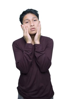 Genç yakışıklı Asyalı adam poz veriyor ve düşünüyor.