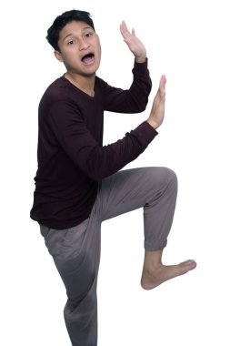 Esneme egzersizi yapan Asyalı adamın portresi.