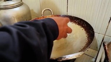 Mutfakta yemek pişirme süreci.