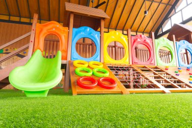 Parktaki çocuk parkı.