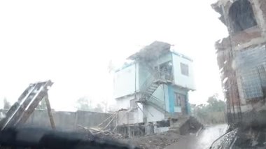 Şehirdeki eski paslı metal bina.