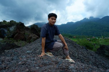 Genç Asyalı turist dağlarda