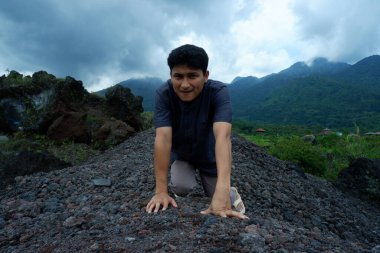 Genç adam dağın tepesinde.