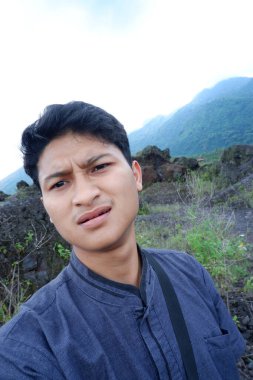 Dağdaki genç adamın portresi