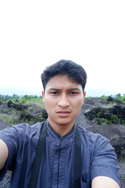 Sırt çantası ve siyah bir geçmişi olan Asyalı genç bir adam.