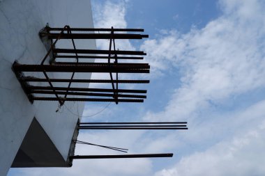 Mavi gökyüzü ve bulutları olan eski ahşap çatı