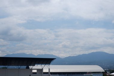 Şehirdeki dağların manzarası