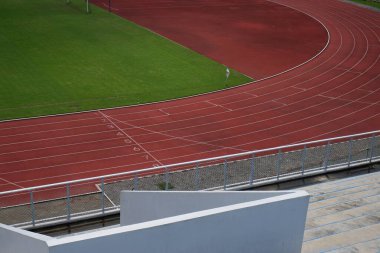 Kırmızı ve beyaz renkli boş spor stadyumu