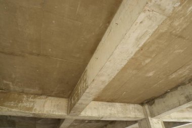Yapım aşamasında bir binanın beton yapı
