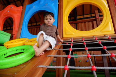 Parktaki küçük Asyalı çocuk