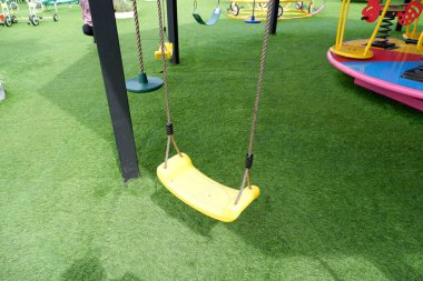 Bahçesinde yeşil çimenler olan oyun parkı