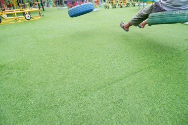 Çocuk topla oynuyor.