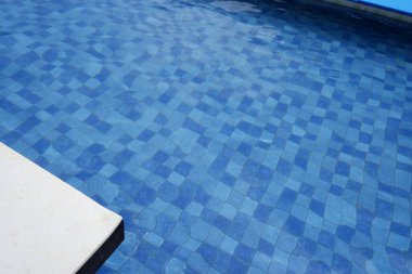 Havuzda suyun yansımaları olan mavi su.