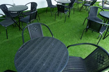 Parkta boş masa ve sandalyeler