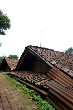 Köyde terk edilmiş eski bir ev.