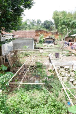 Şehirdeki eski ahşap ev.