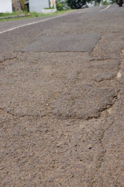 Kırık delikli yol yüzeyi.