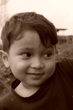 Küçük Asyalı bir çocuğun portresi. siyah ve beyaz ton