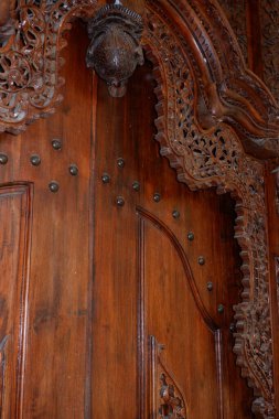Bali 'deki süslemeli ahşap kapı.