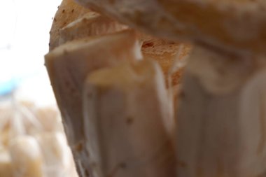 Bir parça peynirli makarna.