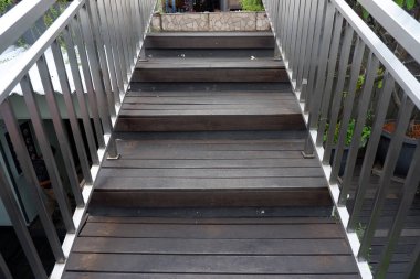 Şehirde ahşap merdiven