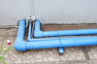 Duvardaki paslı metal boru.